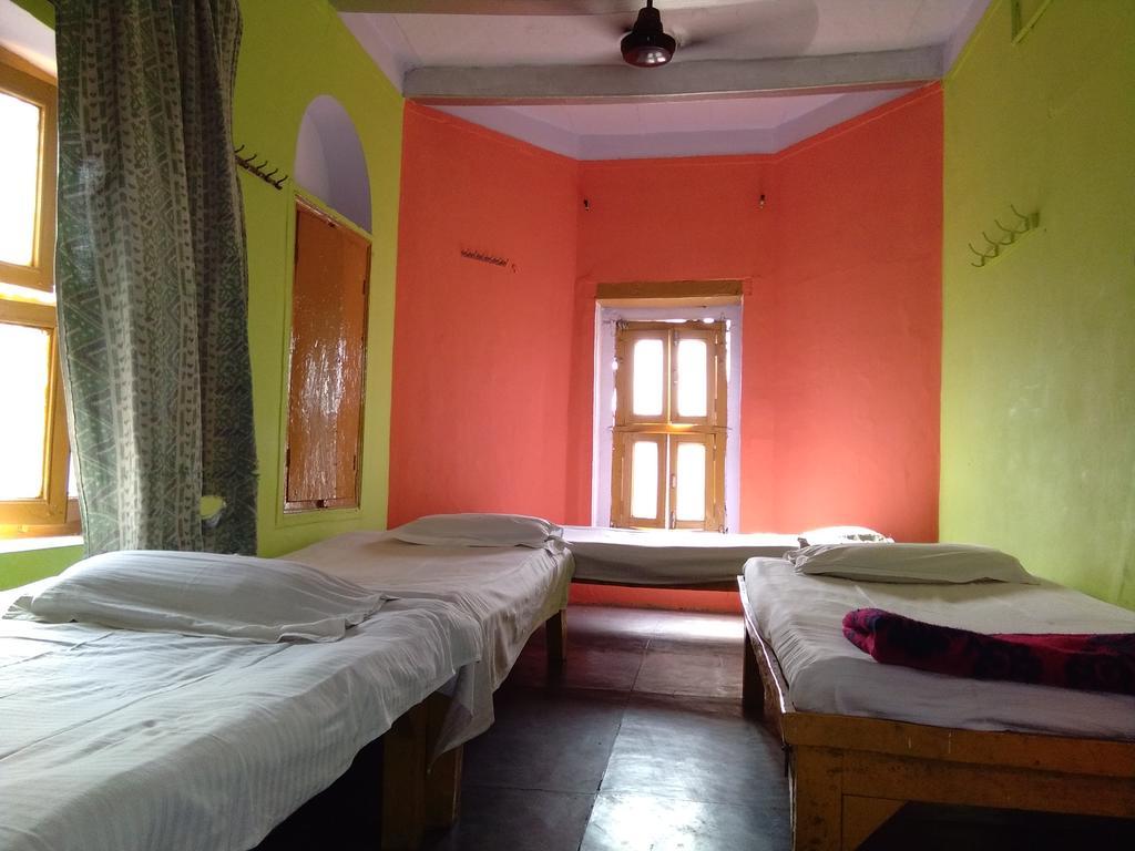 Yogi Lodge Varanasi Exterior foto