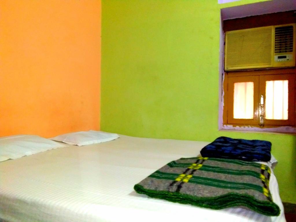 Yogi Lodge Varanasi Exterior foto